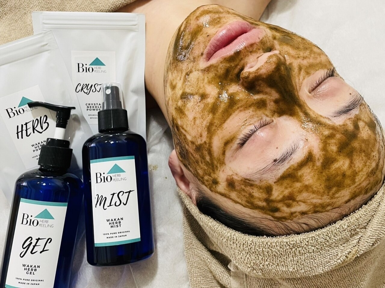 和漢ハーブピーリング：Bio Herb Peelingの和漢ハーブを顔に乗せた施術シーン